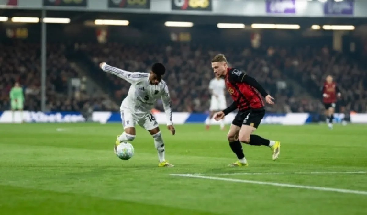 طرد مجواير يكلّف يونايتد نقطتين أمام بورنموث في تعادل مثير