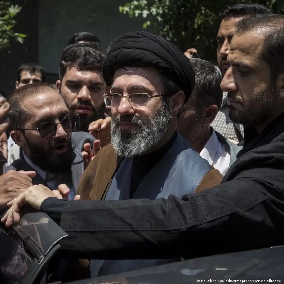 إيران إنترناشيونال: مجلس عسكري يضيّق الخناق على دوائر الحكم في إيران