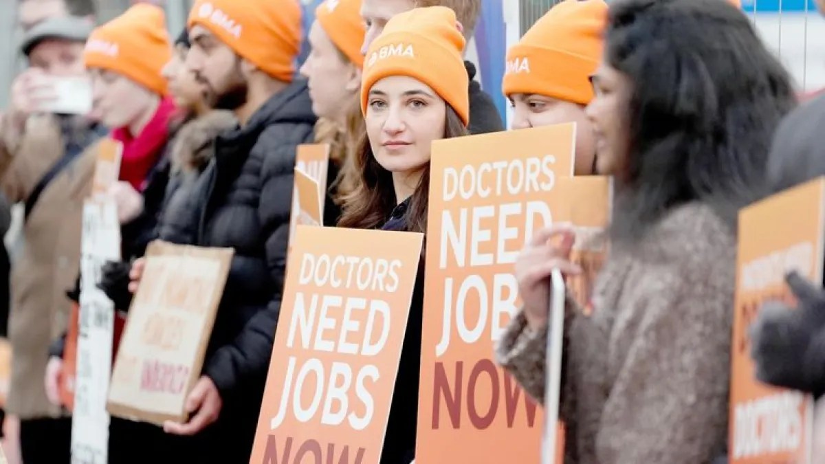 الأطباء المقيمون ببريطانيا يضربون الأسبوع المقبل بعد فشل مفاوضات الحكومة