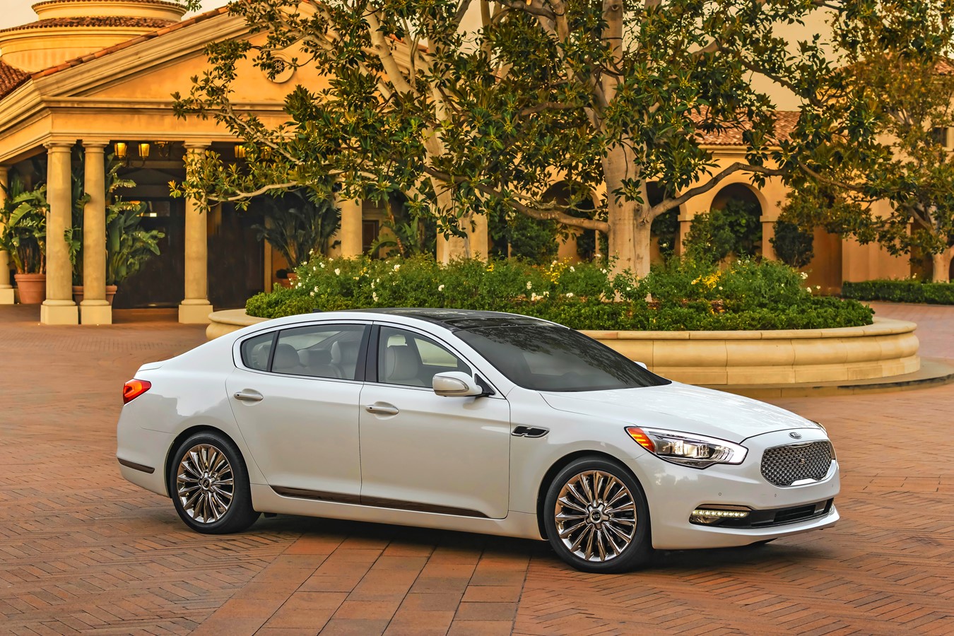 Kia Motors Introduces First Ever Rear Drive Sedan At Los