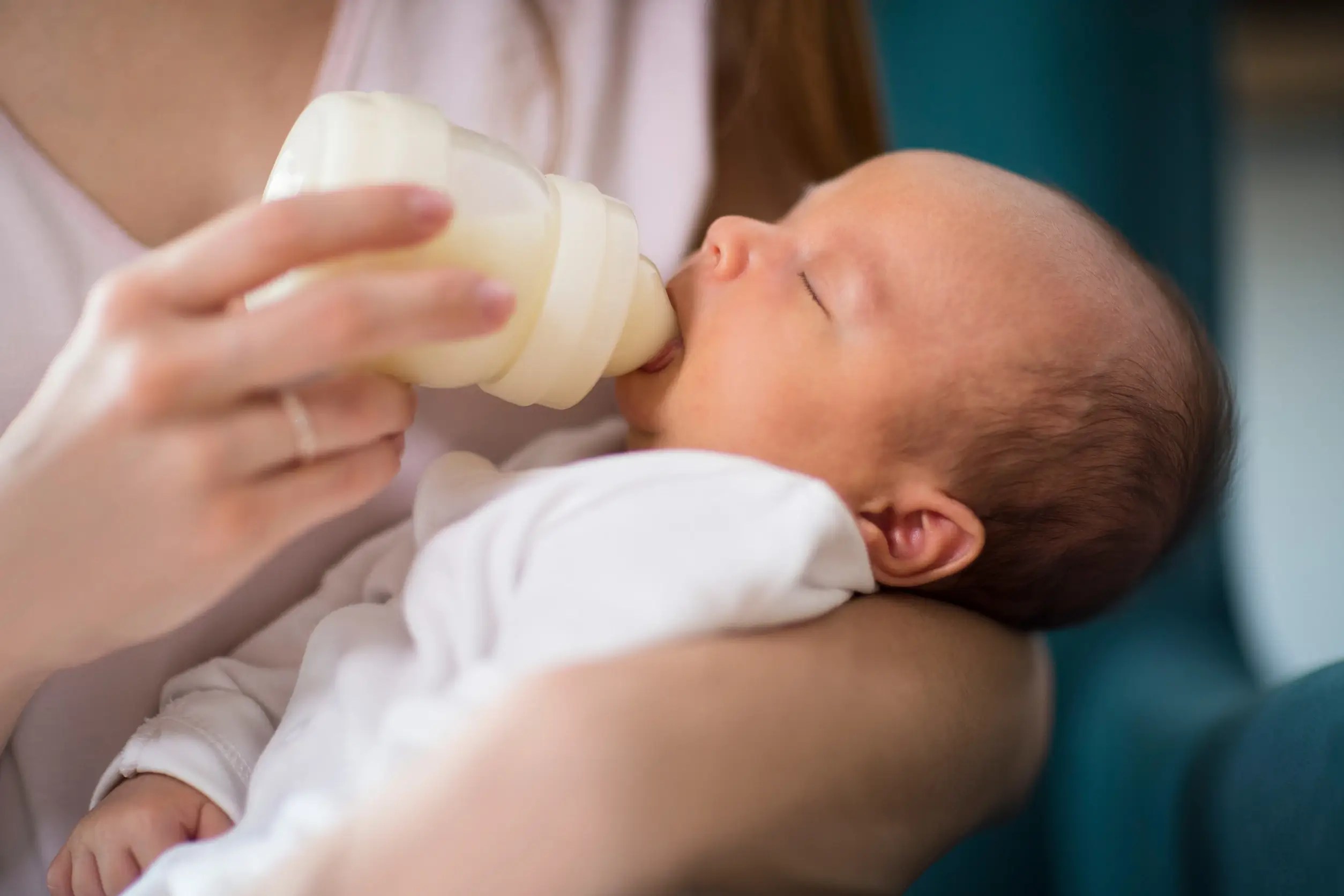 bébé en train de boire un biberon de lait bio allaitement tétine silicone