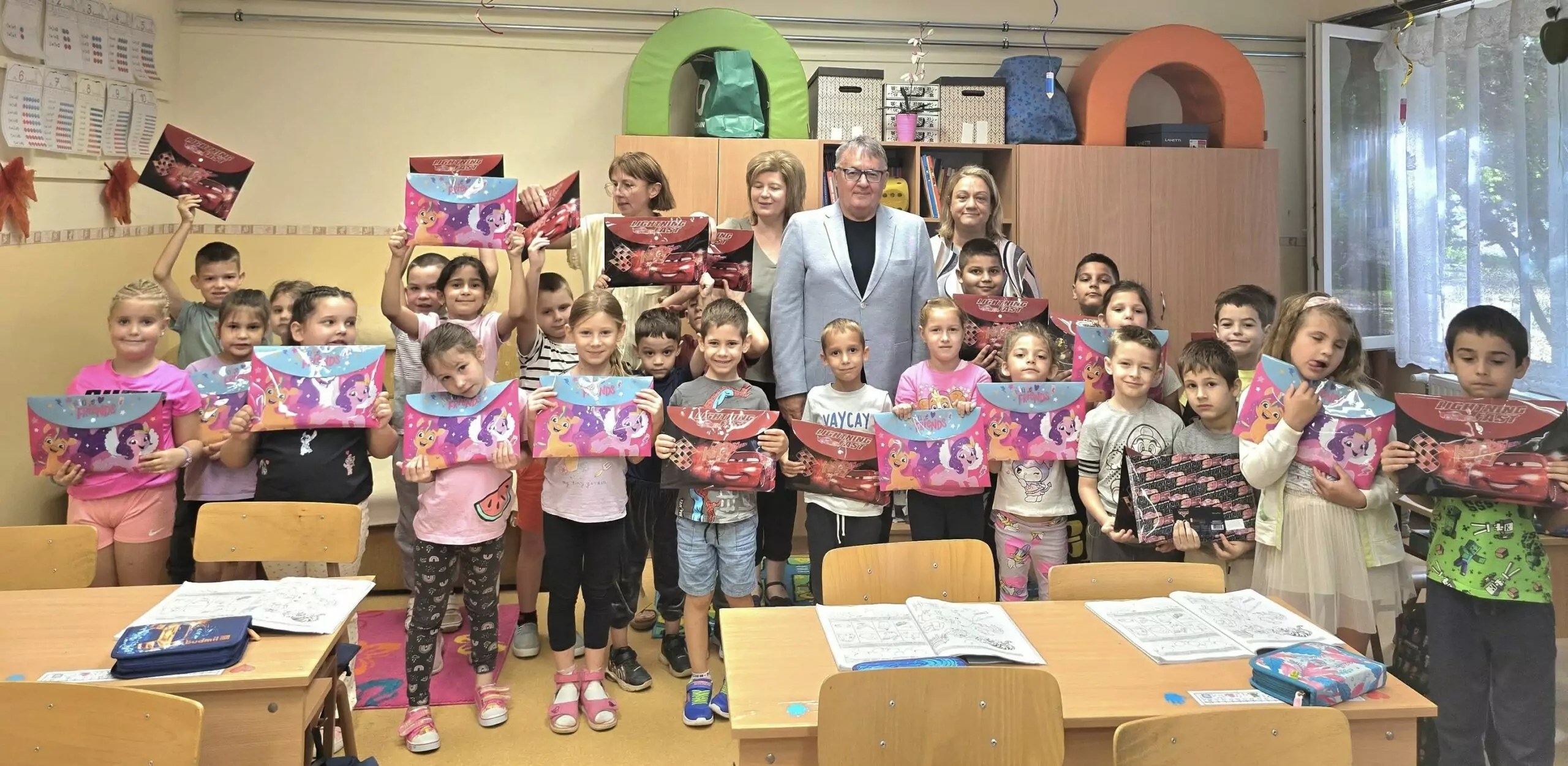Első osztályosok ajándékozása