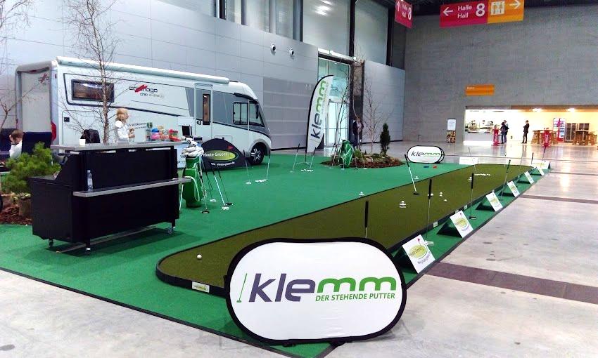 golfmesse, putter stehen zum testen auf dem grün