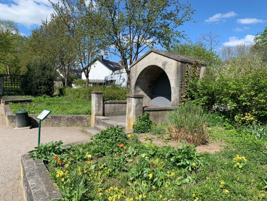 Lauschige Ecken im heutigen Fritz-Encke-Park, früher von Jugendlichen gern zum gegenseitigen intensiven Kennenlernen genutzt,. Bild: Uli Kievernagel