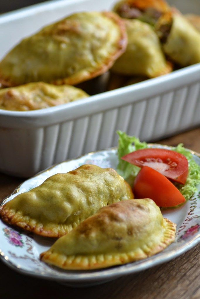 Zelfgemaakte pasteitjes gevuld met pittig gekruid gehakt.