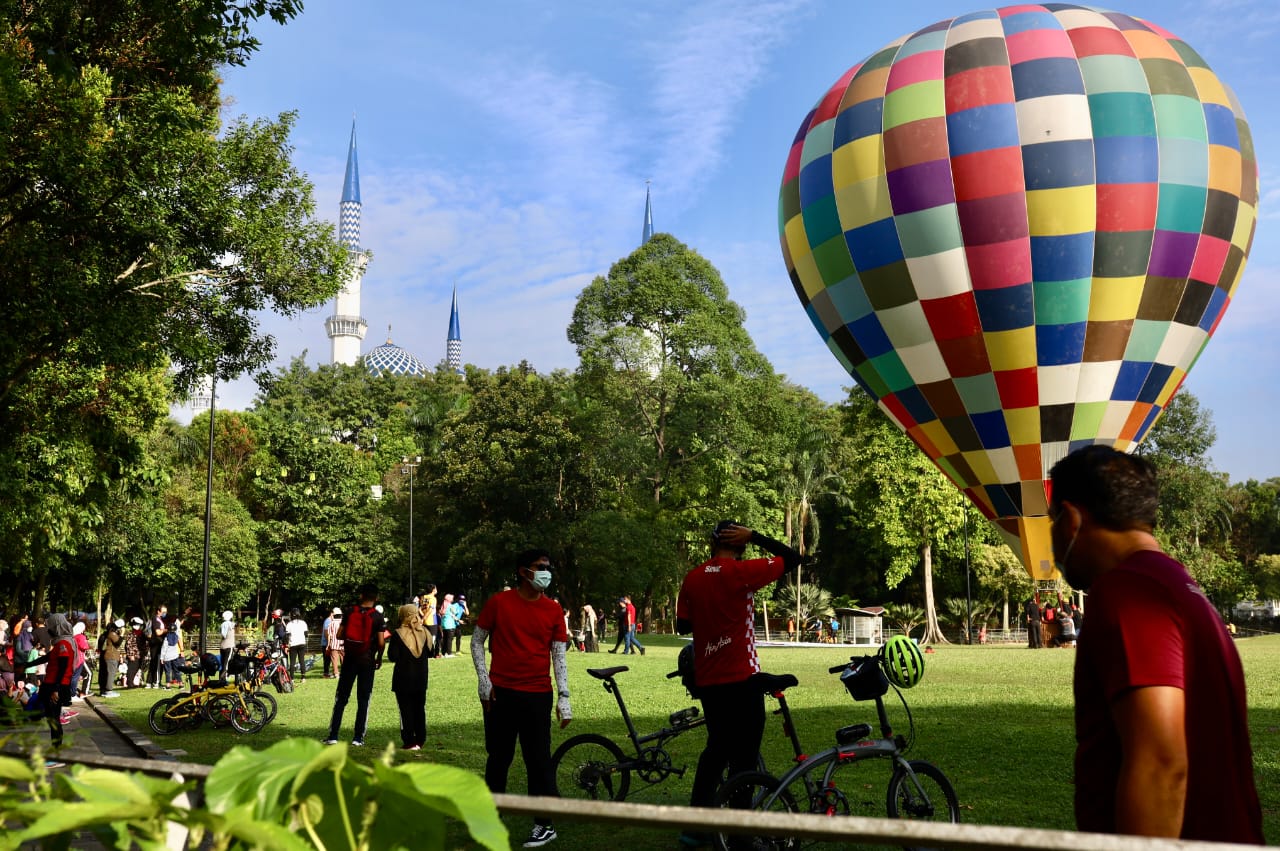 Photo taken at pusat pakaian hari hari by ridha m. Belon Panas Meriahkan Hari Tanpa Kenderaan Shah Alam Kosmo Digital
