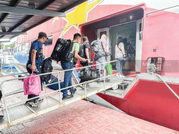 Melalui notis dipaparkan di kaunter terminal feri kuala kedah, penumpang perlu . Penduduk Langkawi Terbeban Harga Tiket Feri Naik Kosmo Digital