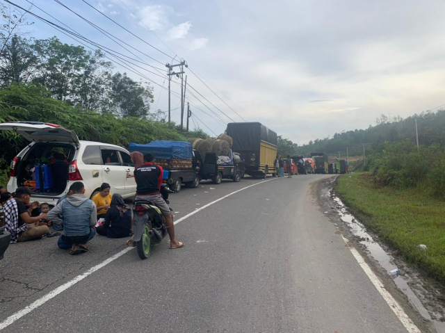 Badan Jalan Terendam Air, Jalan Lintas Sumbar – Riau Terputus Sejak Tadi  Malam – KUANSINGKITA