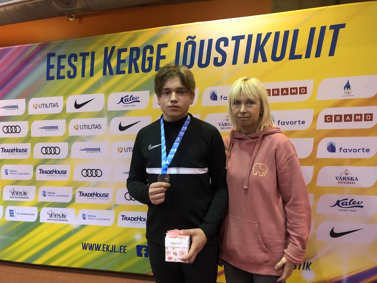 Kevin Matteus koos treener Kaja Ladvaga pärast kuulitõuke autasustamist. F: Kaja Ladva