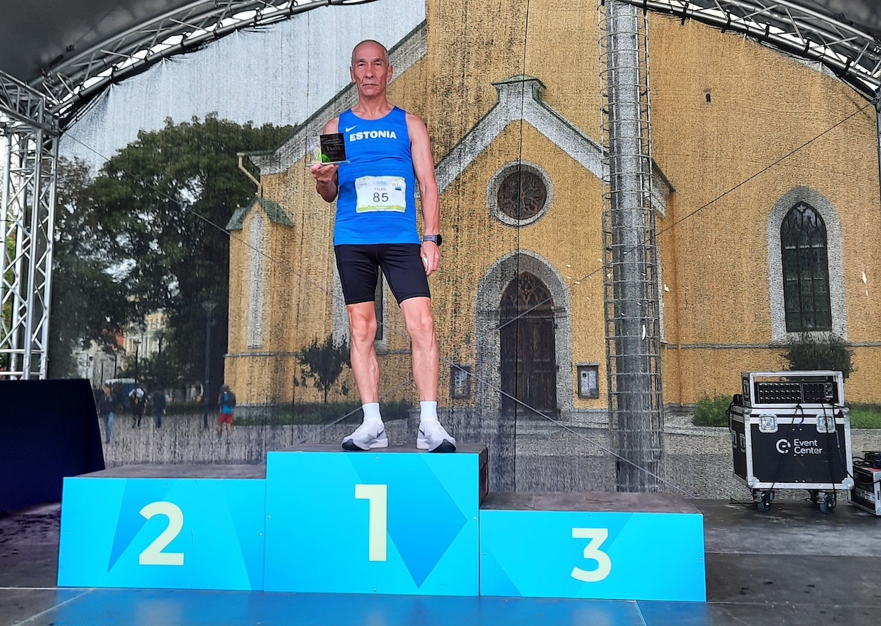 Valeri Kääpa Tallinna Maratoni pjedestaalil. Foto: erakogu