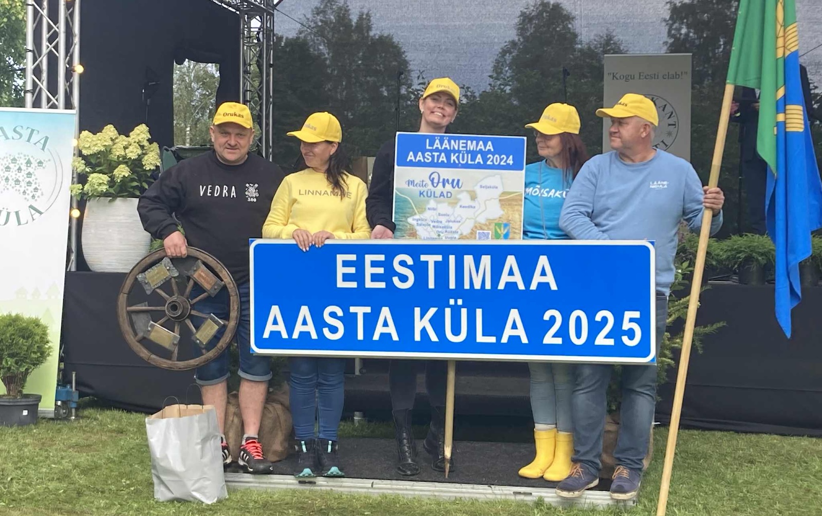 Oru kandi külade esindajad auhinda vastu võtmas. Foto: Liis Moor