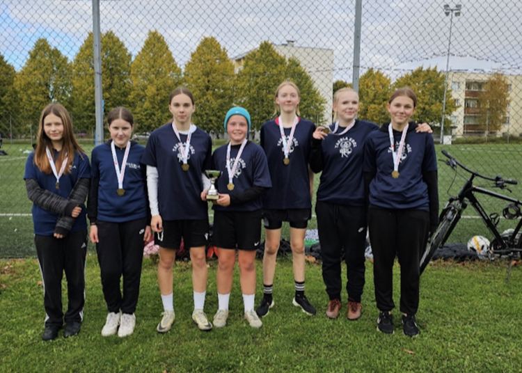 Taebla kooli võidukas võistkond (vasakult): Eliise Posti, Anna-Janelle Poks, Nele Kalling, Helen-Marii Tülp, Eneli Pragi, Kirsika Lahe ja Isabella Männi.
Foto: Bert Rotberg
