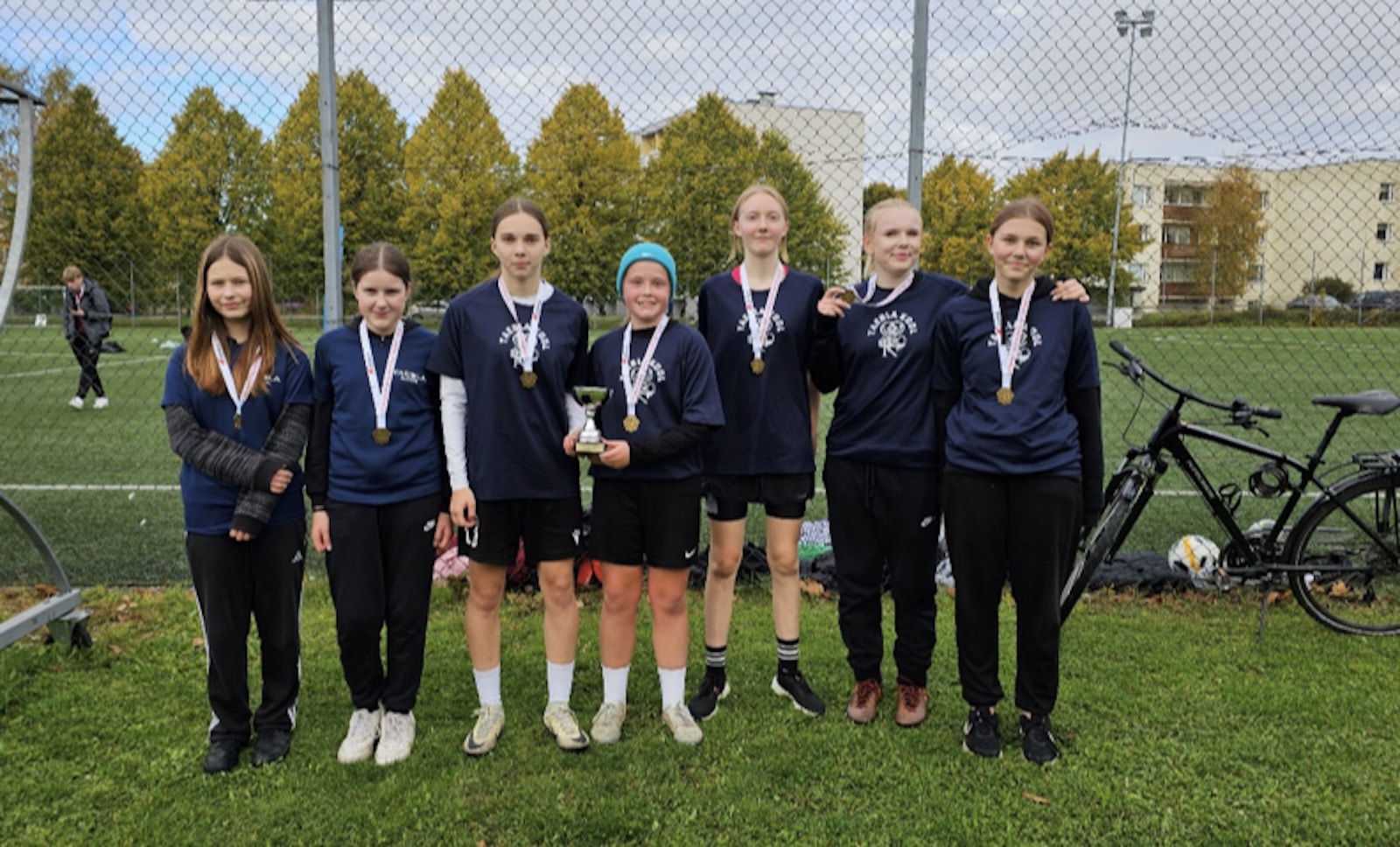 Taebla kooli võidukas võistkond (vasakult): Eliise Posti, Anna-Janelle Poks, Nele Kalling, Helen-Marii Tülp, Eneli Pragi, Kirsika Lahe ja Isabella Männi.
Foto: Bert Rotberg