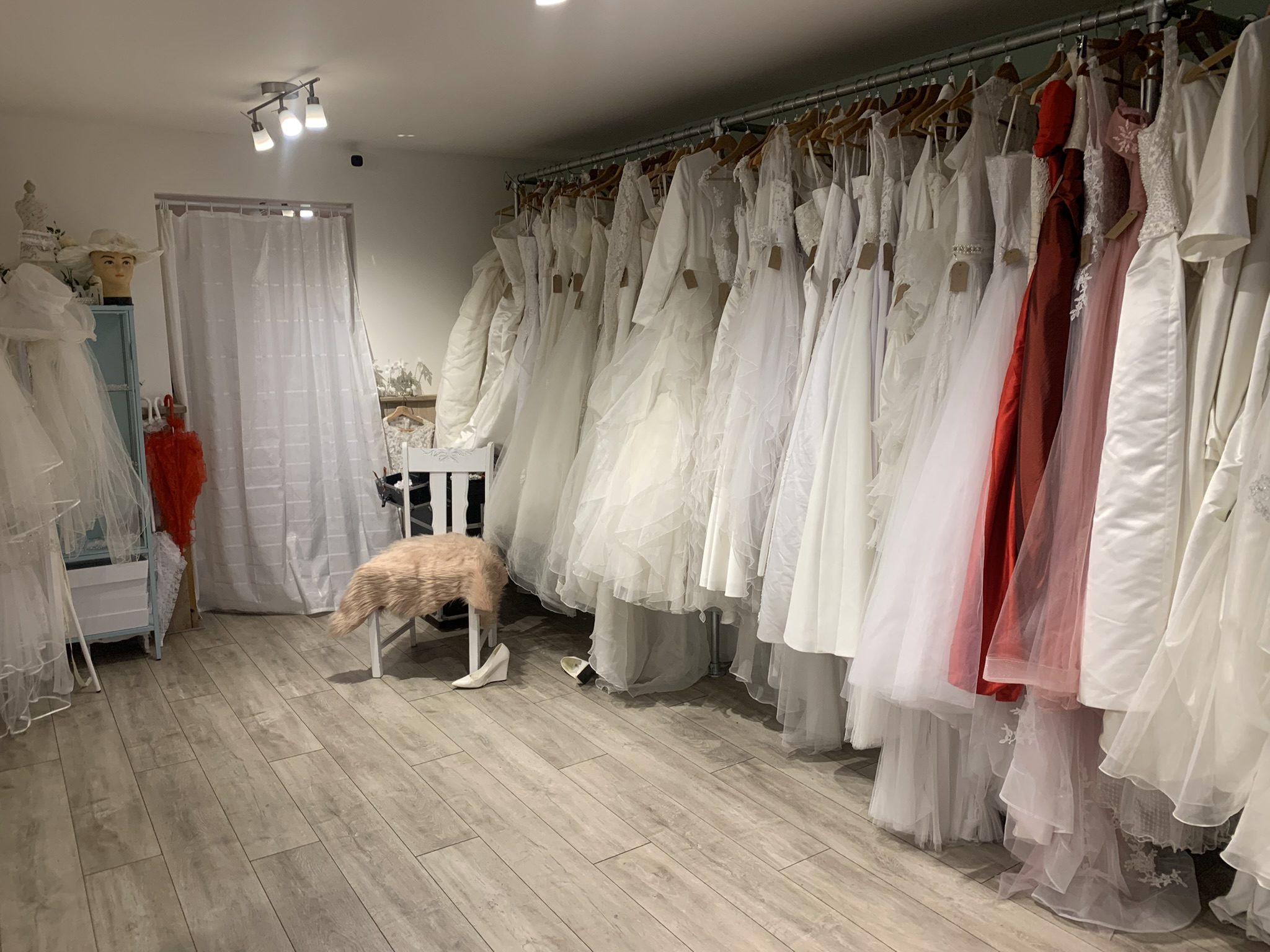 bruidsjurken passen voor de fun