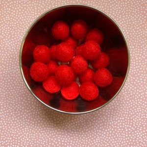 Support à encoches en bois coeur saint-valentin avec pince et pompons pour motricité fine
