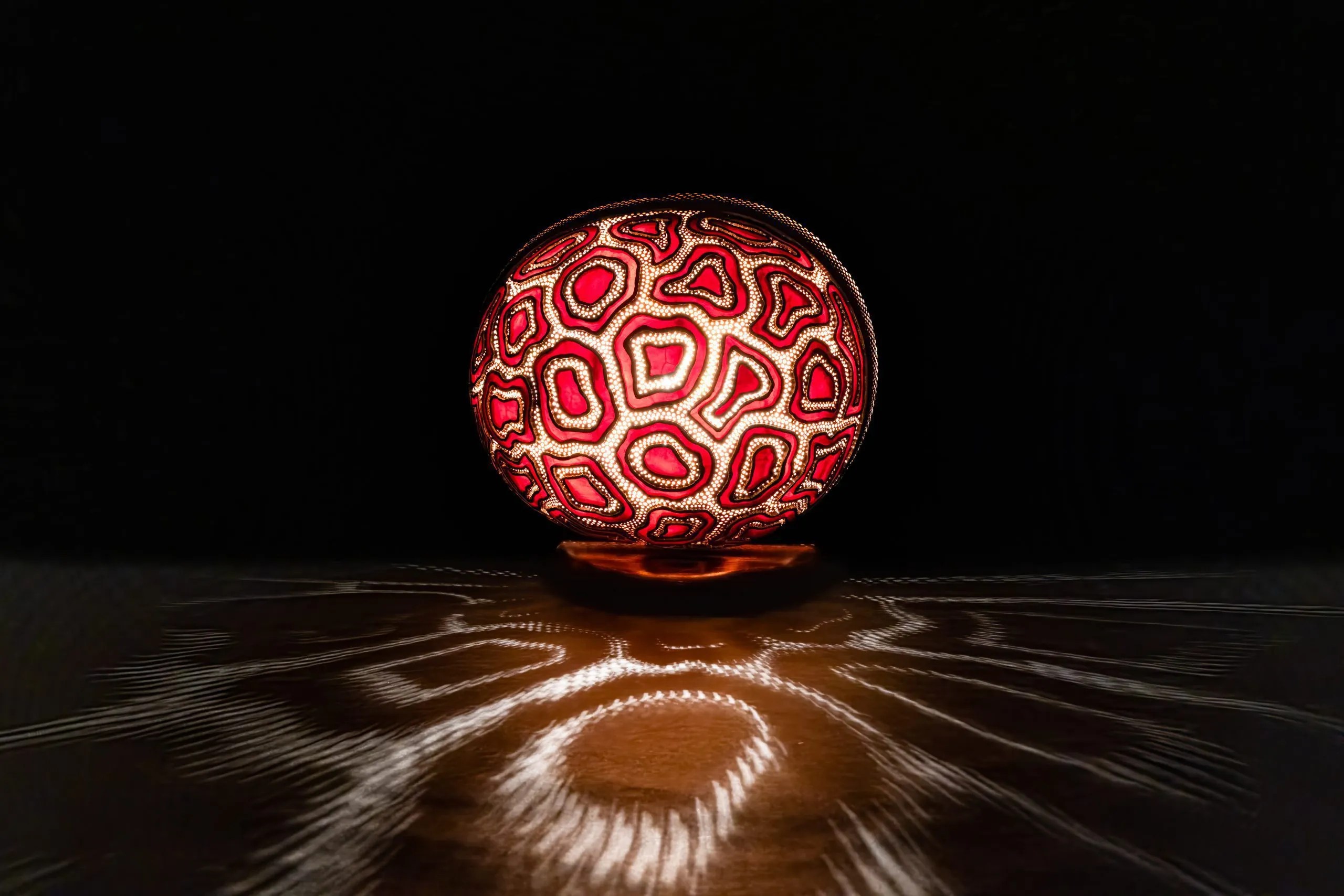 Lampe en calebasse "Turtle" , sculptée teintée et vernie