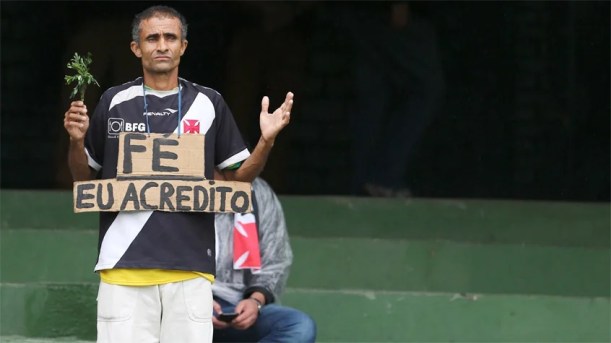 Resultado de imagem para imagens de torcedores do vasco triste