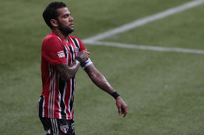 Daniel alves responde perguntas polêmicas no instagram. Daniel Alves E Homenageado Pelo Sao Paulo Em Seu Aniversario De 38 Anos Lance