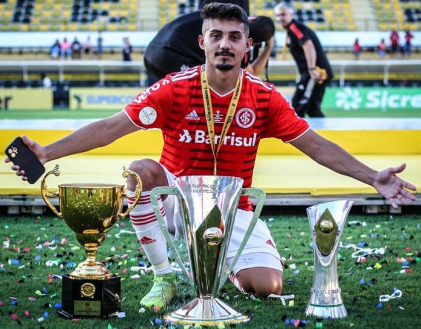 Camisa 10 do Internacional, Allison comemora tríplice coroa no Sub-20 |  LANCE!