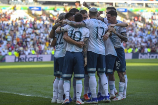Lionel messi, 34, remains in the hunt for his first senior title with argentina after a tense penalty shootout win over colombia on tuesday. Messi canta hino pela primeira vez e fica apagado na volta ao Maracanã | LANCE!