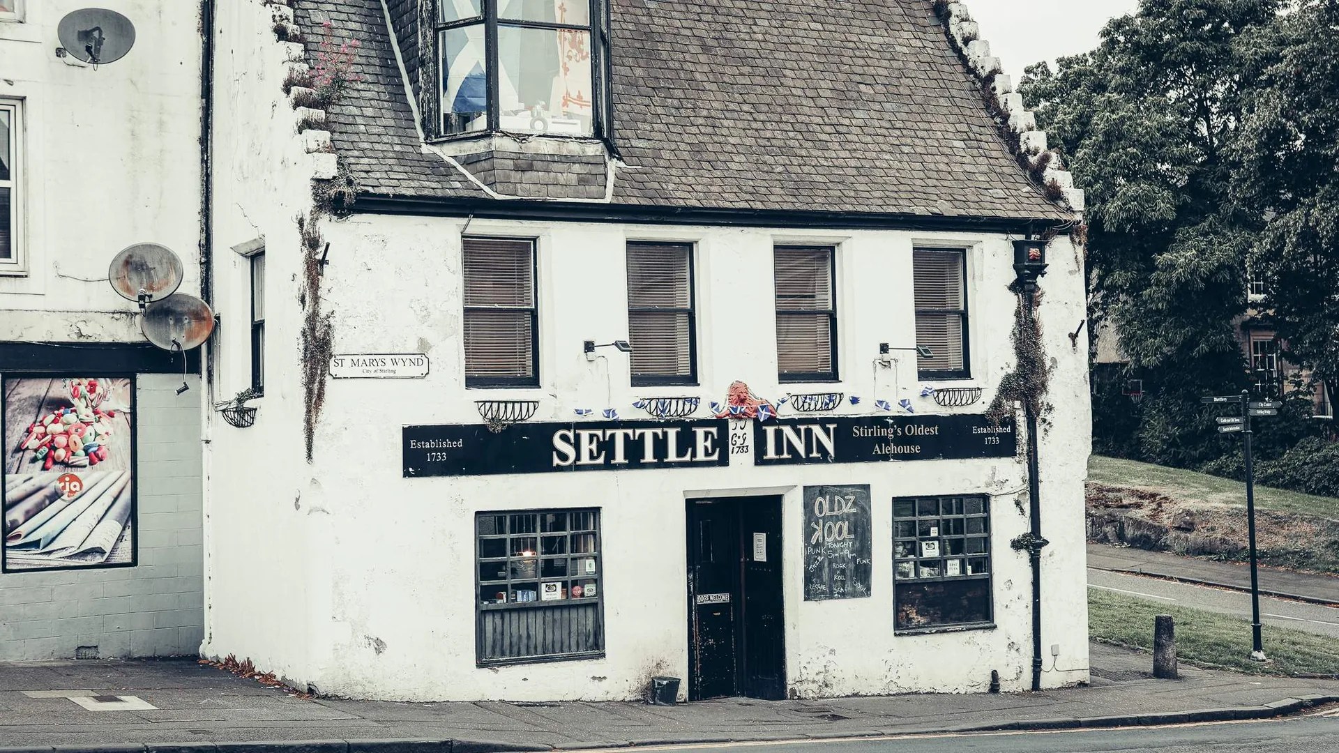 Facade du Settle Inn, a Stirling, avec son enseigne noire. Le pub, construit en 1733 selon CAMRA, est presente comme le plus vieux de la ville.