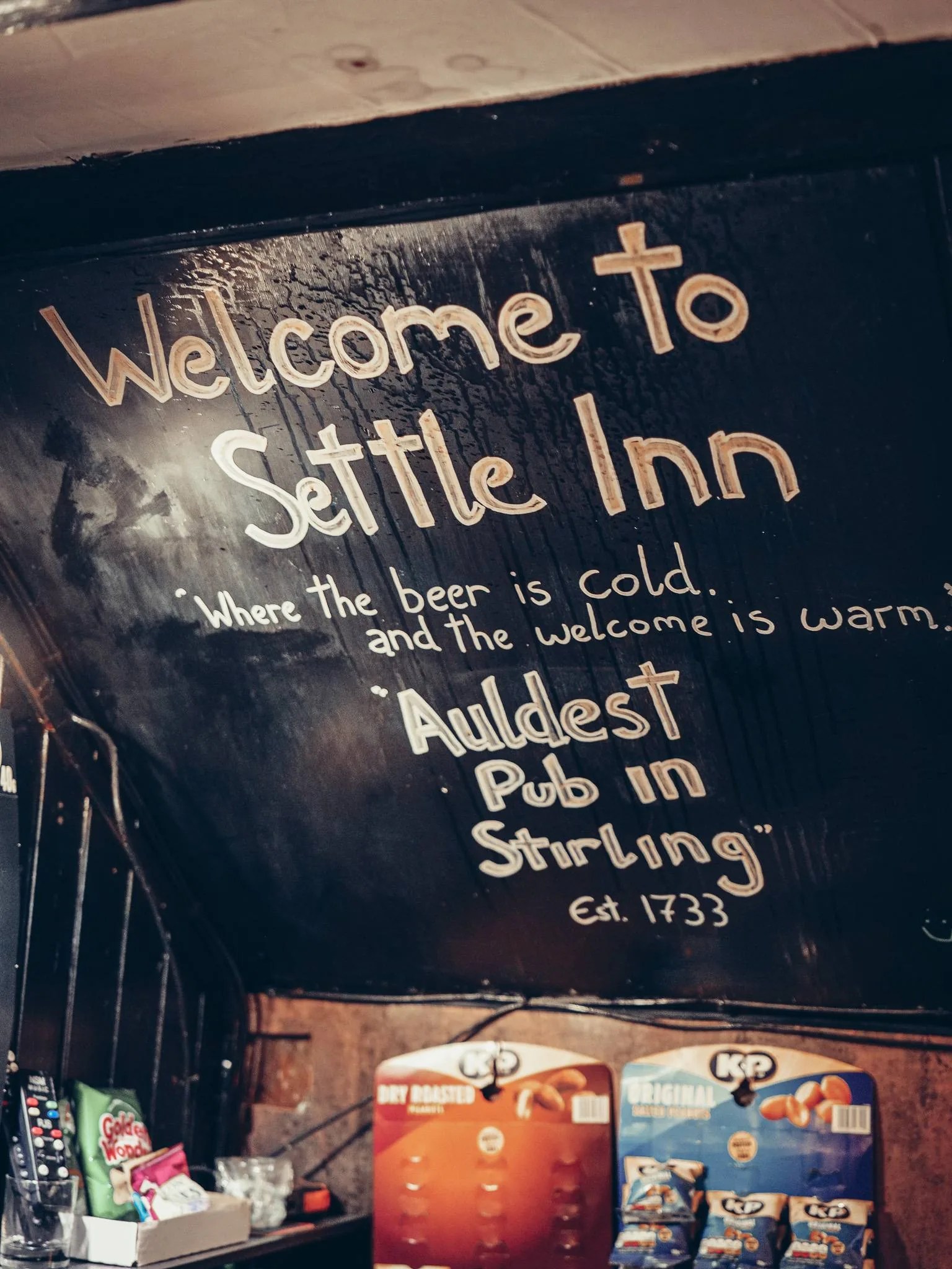 Inscription murale du Settle Inn, a Stirling, qui rappelle son statut de plus vieux pub de la ville, fonde en 1733.