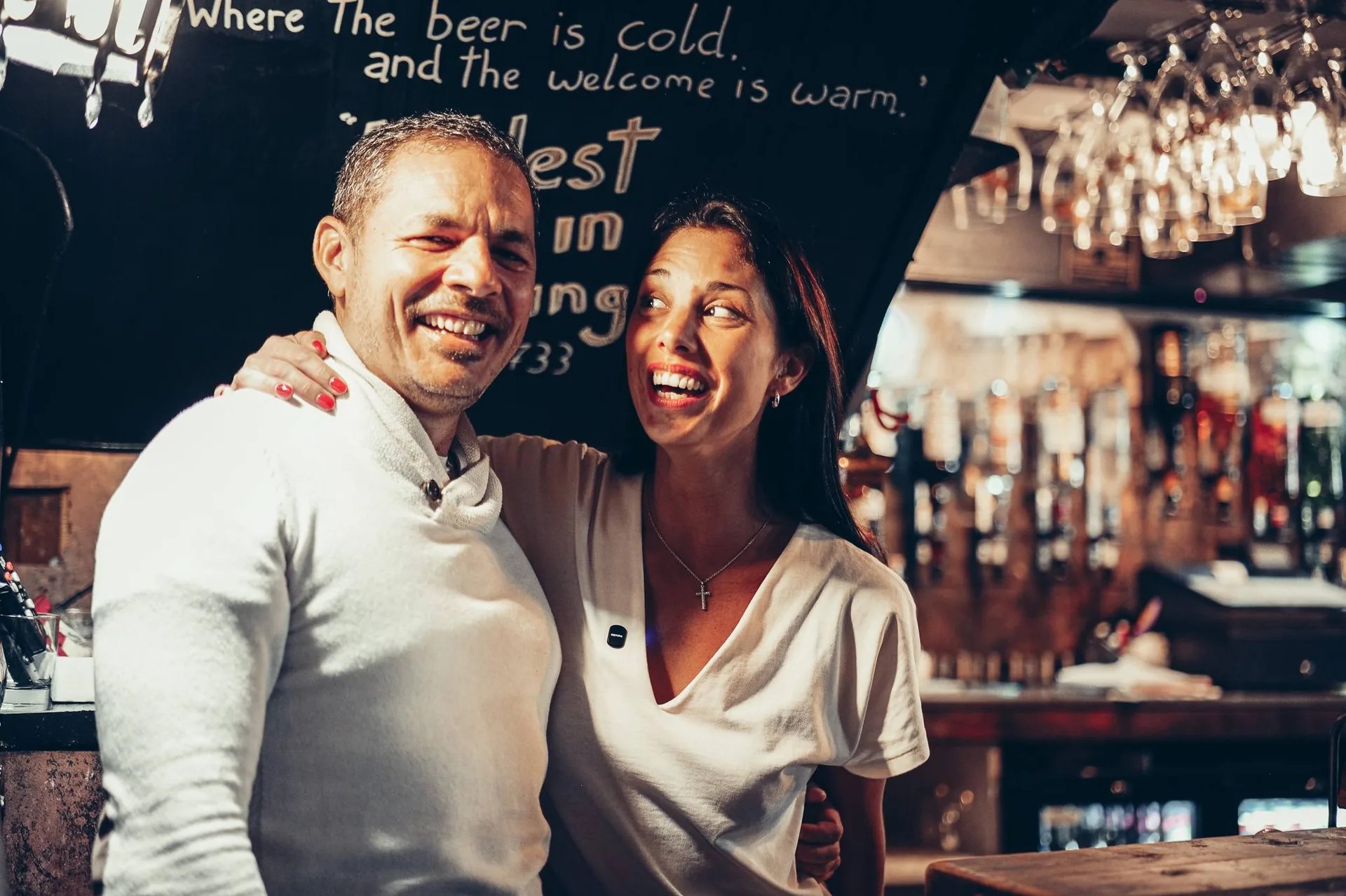 Caroline et Xavier au Settle Inn, a Stirling, le bar et les verres suspendus en arriere-plan.