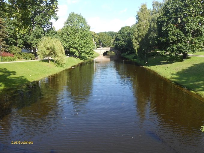 canale e parco a Riga