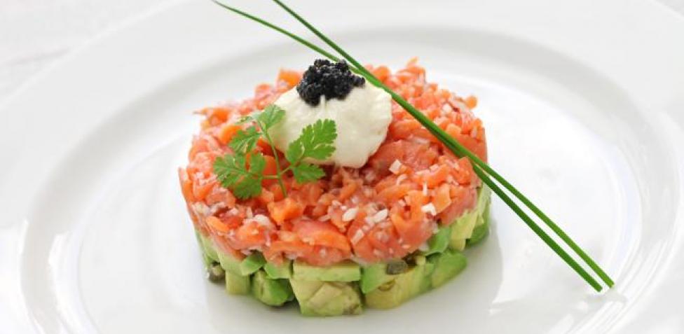 · por otro lado, pelamos el aguacate y lo . Tartar De Salmon Y Aguacate Prepara Esta Irresistible Receta