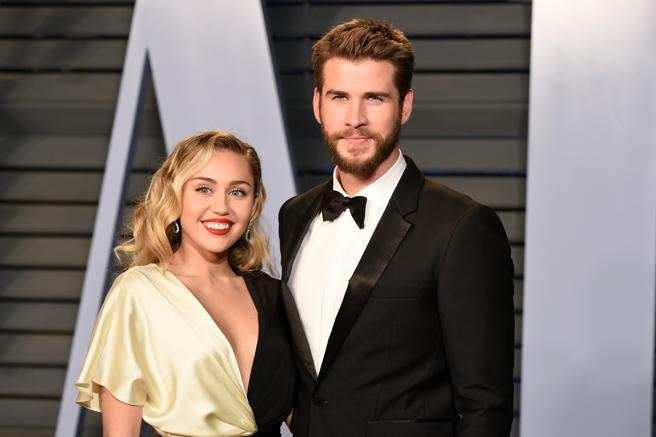 Miley cyrus se marca un shakira lanzando varios dardos a liam hemsworth