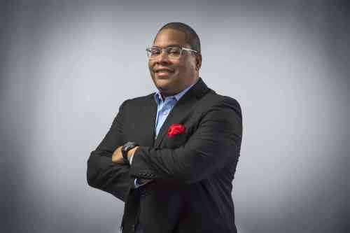 Men's Headshot photo by Elated's Dallas studio (18 of 33)