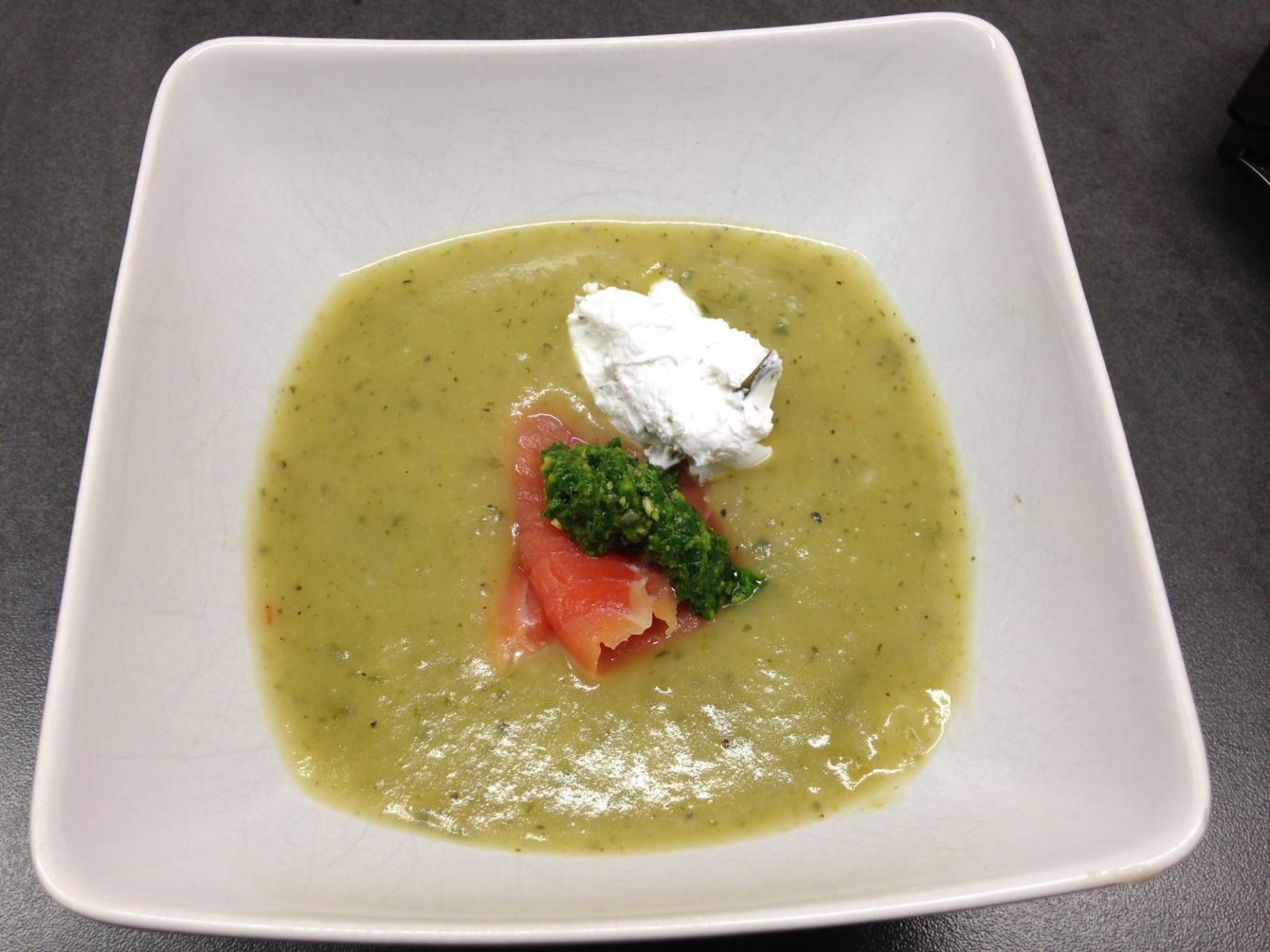 Kartoffel Gurken Suppe mit Räucherlachs, Ziegenfrischkäse, Bärlauch Pesto und gerösteten Kürbiskernen