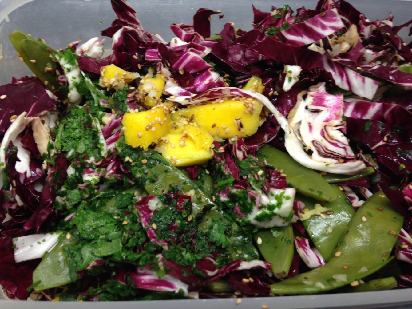 Zuckerschoten Salat mit Radicchio, Mango und Sesam - Leckerlife