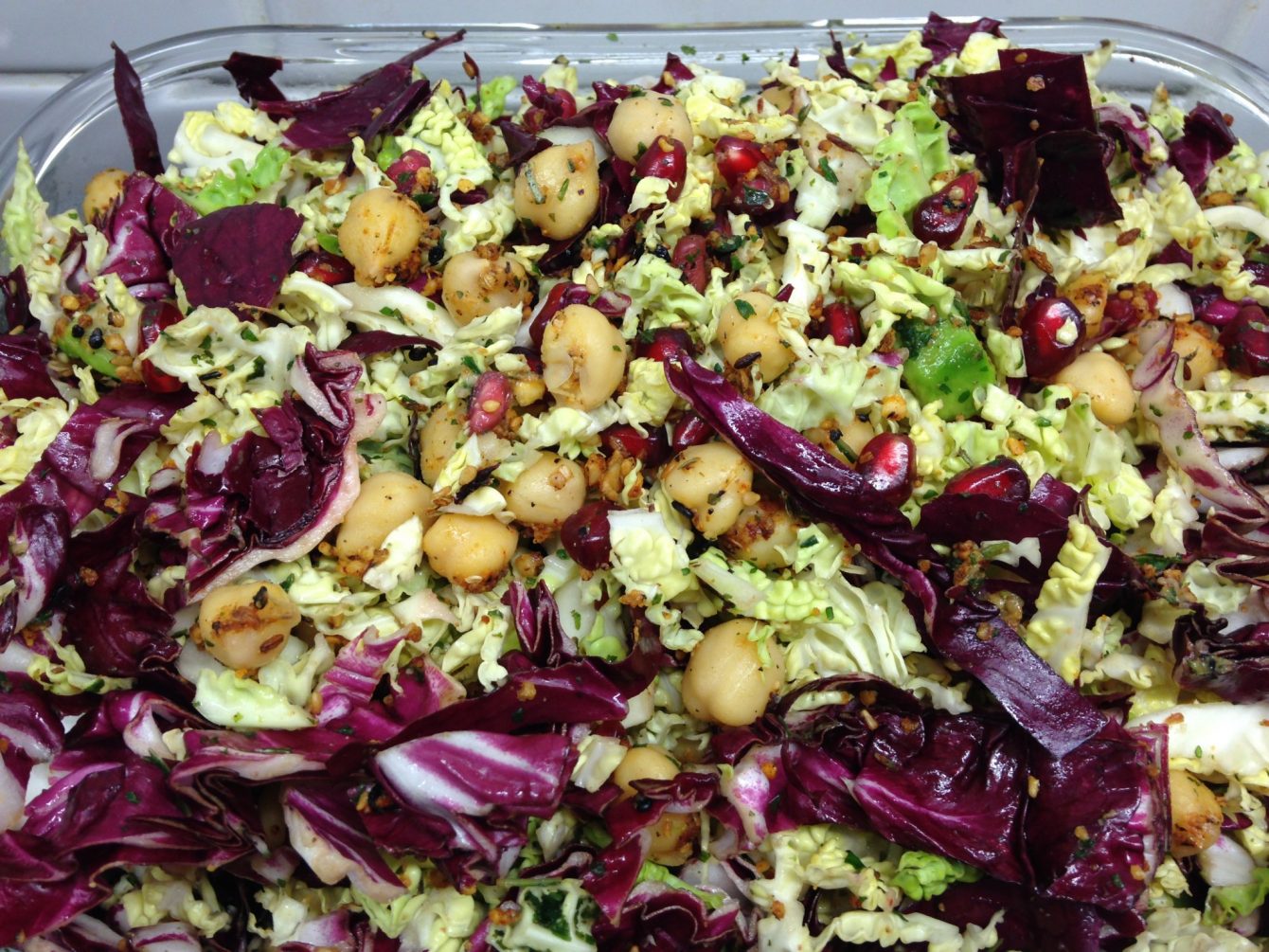 Radicchio Wirsing Salat mit Avocado, Kichererbsen und Granatapfelkernen