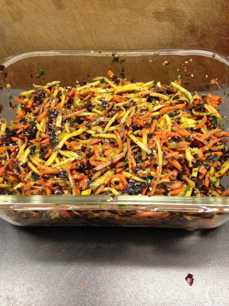 Algensalat mit Ingwer, Möhren, Mango und Sesam