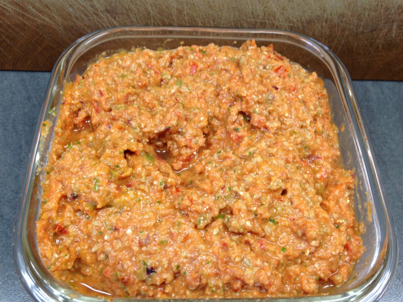 Tomatenpesto mit Sonnenblumenkernen, Ziegenkäse und Majoran