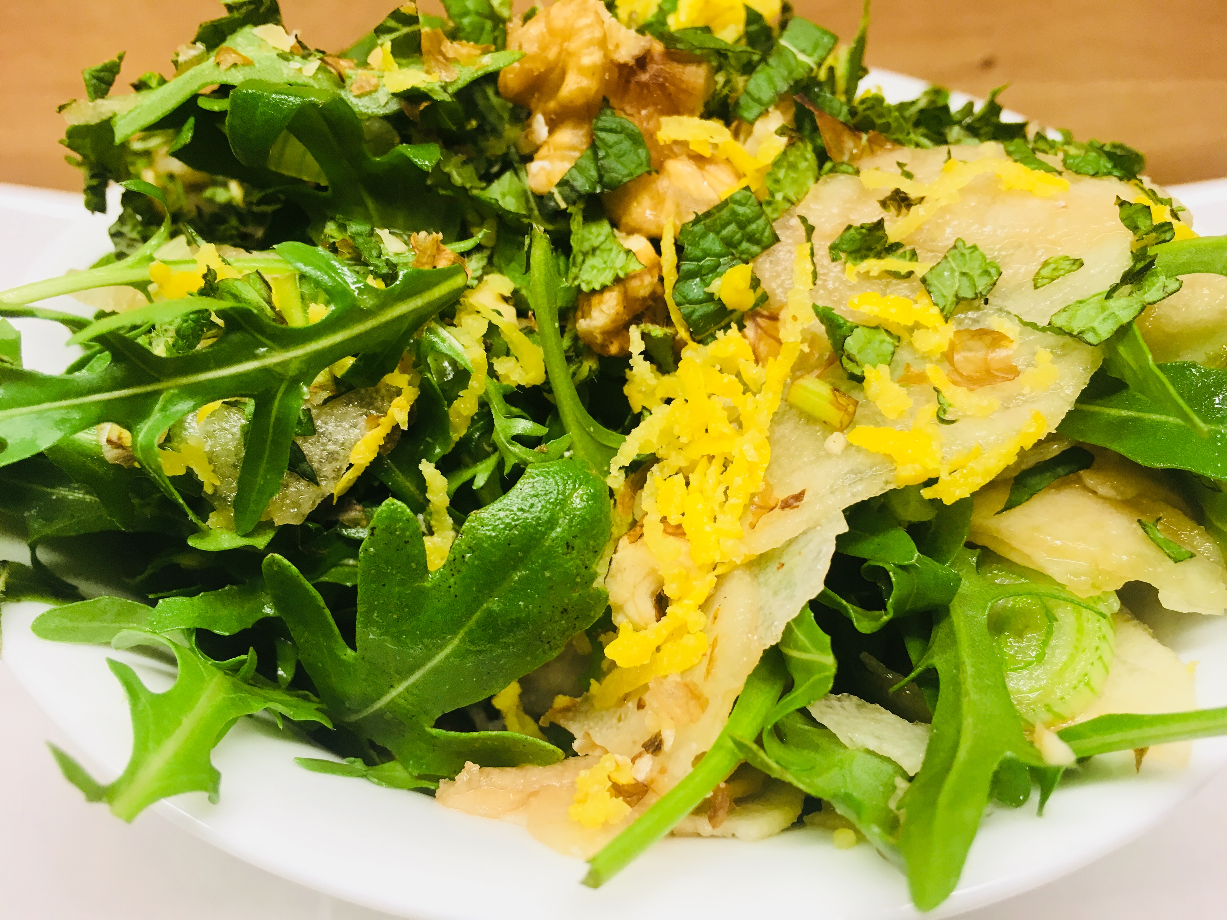 Rucola Salat mit Birne, Walnüssen und Roquefort