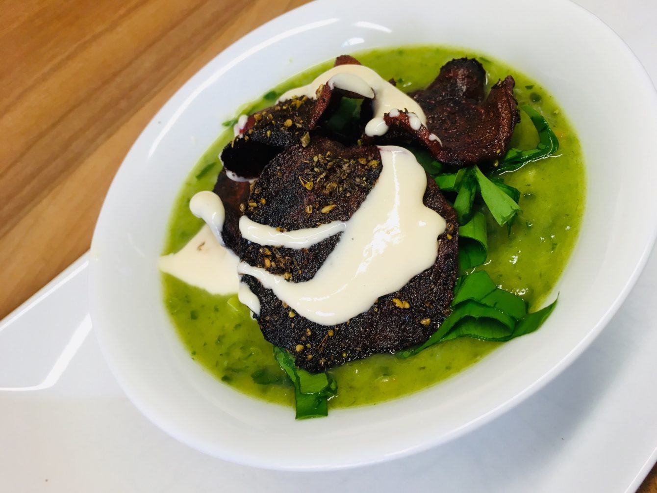 Kartoffel Bärlauch Suppe mit Rote Bete Chips und Mandel Miso Creme
