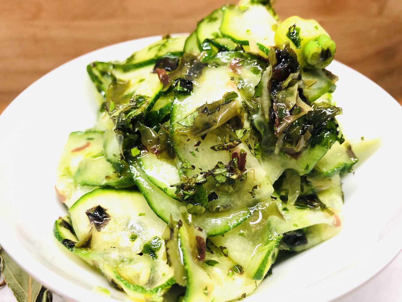 Marinierter Zucchini Salat mit Algen