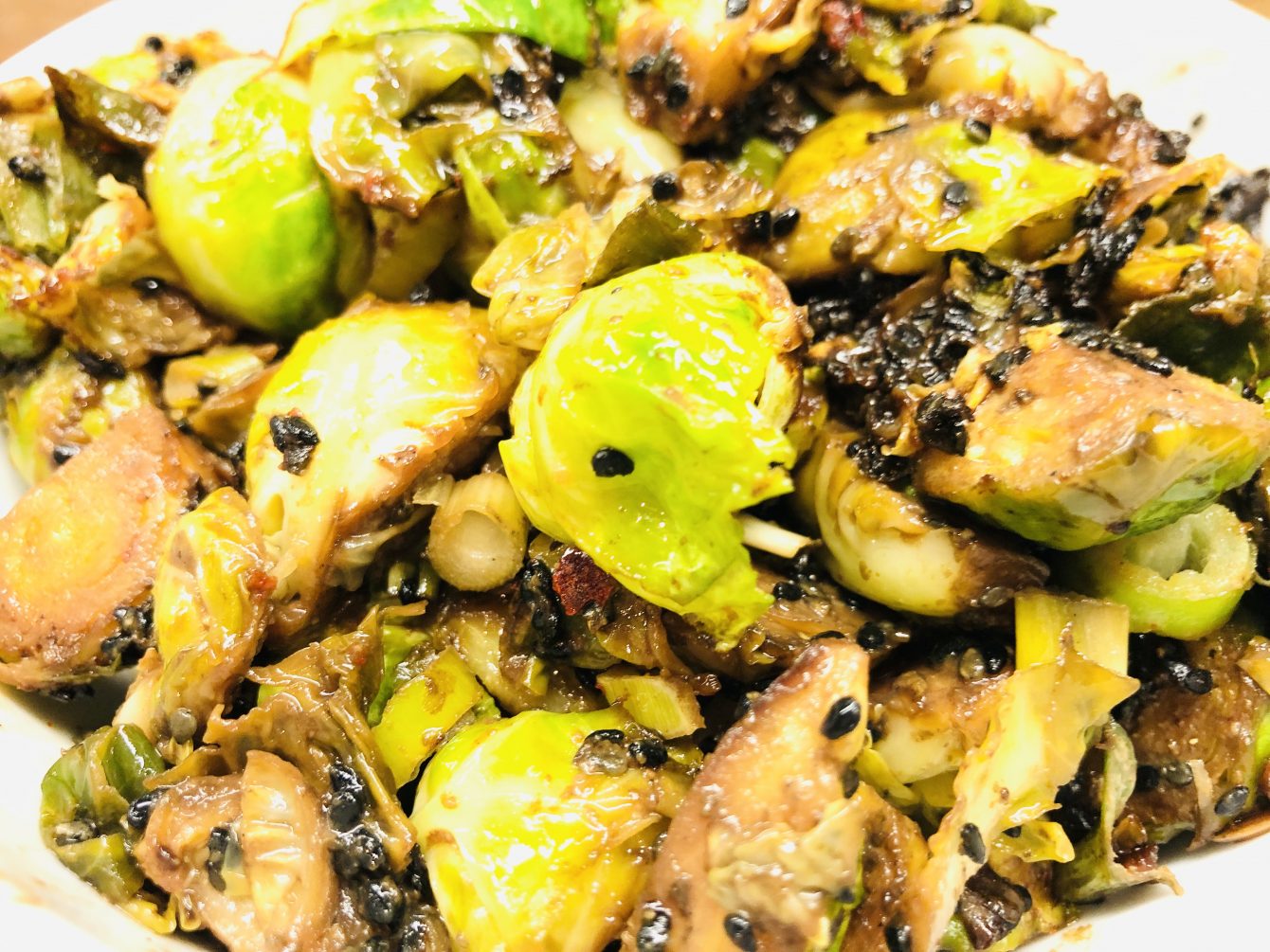 Asiatisch-würziger Rosenkohl mit Sesam und Chilli