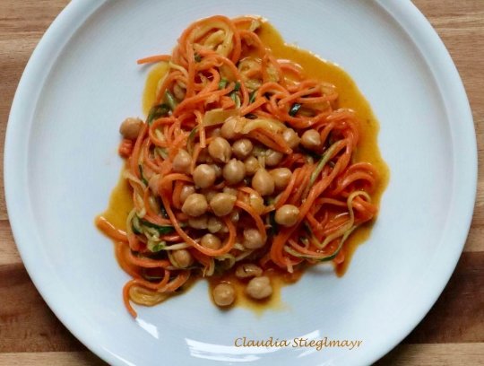 Gemüse-Spaghetti mit Kokosmilch