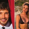 Stefano De Martino sorride dietro un tendaggio rosso a sinistra e Caroline Tronelli in bikini nero posa sul ponte di uno yacht con la costa della Sardenia sullo sfondo