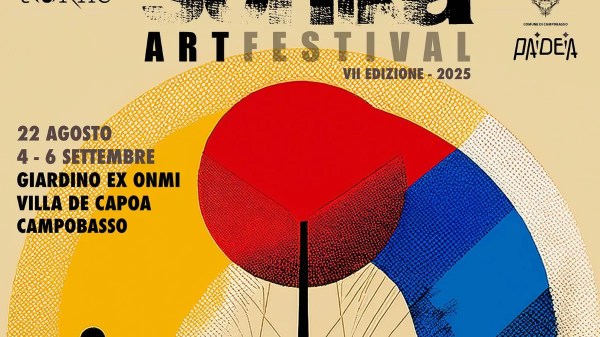 Poster retrò con forma circolare rossa, blu e gialla su sfondo crema raffigurante il logo “Sonika Art Festival VII Edizione 2025”, date “22 Agosto” e “4–6 Settembre” e luoghi “Giardino Ex Onmi” e “Villa De Capoa” a Campobasso, con loghi di Tékne, Comune di Campobasso e Paideia.