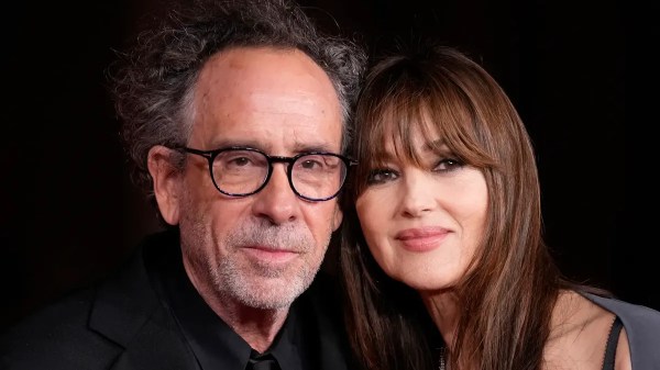 Tim Burton e Monica Bellucci posano insieme sul red carpet, sorridenti e vicini