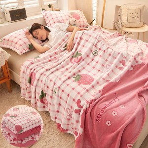 Coperta di flanella di fragole dei cartoni animati delle ragazze, lenzuolo caldo del copriletto, coperte di peluche in morbido pile sfocato per le coperte dello scialle del pisolino del divano del letto 1