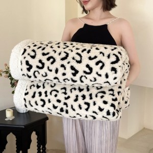 Coperta calda addensata con stampa leopardata, morbida e confortevole coperta per divano in lana d'agnello artificiale, scialle per coperta per pisolino jacquard tinto in filo accogliente 1