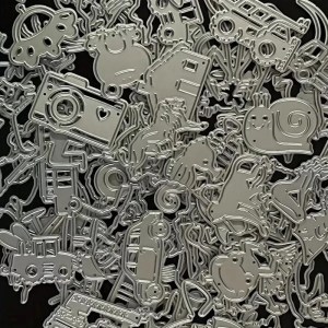 2024 Nuova scatola misteriosa Selezionato a caso Sacchetti fortunati Piccoli animali Foglie Lettere Fiore Metallo Fustelle per Scrapbook Stencil 1