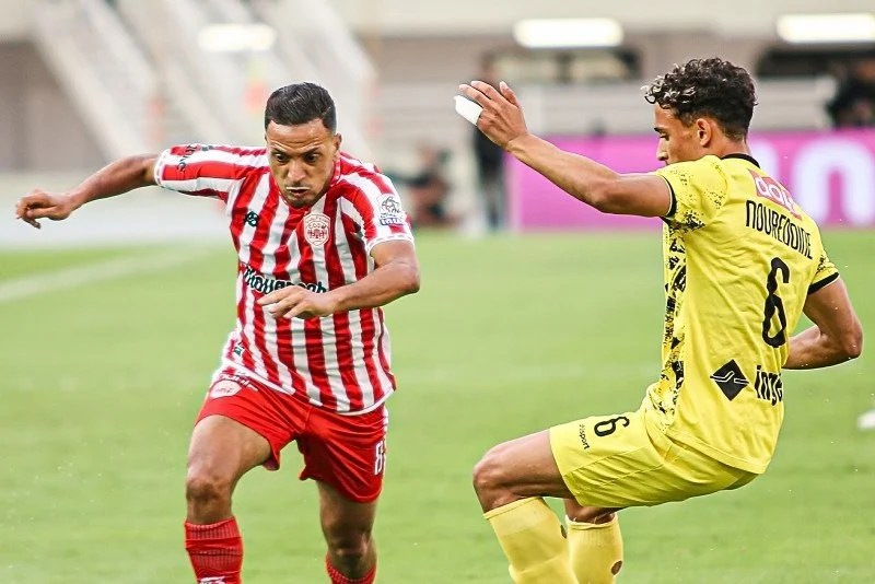 المغرب الفاسي يتقاسم الصدارة مع الرجاء بعد تعادله مع النادي المكناسي