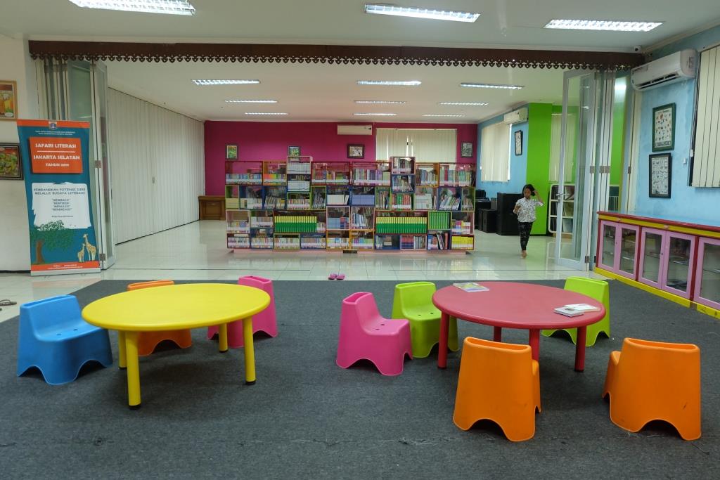 Singgah Sejenak Di Perpustakaan Erasmus Huis Jakarta Selatan Ver 1 dica de 15 clientes para Perpustakaan Daerah Jakarta Selatan.