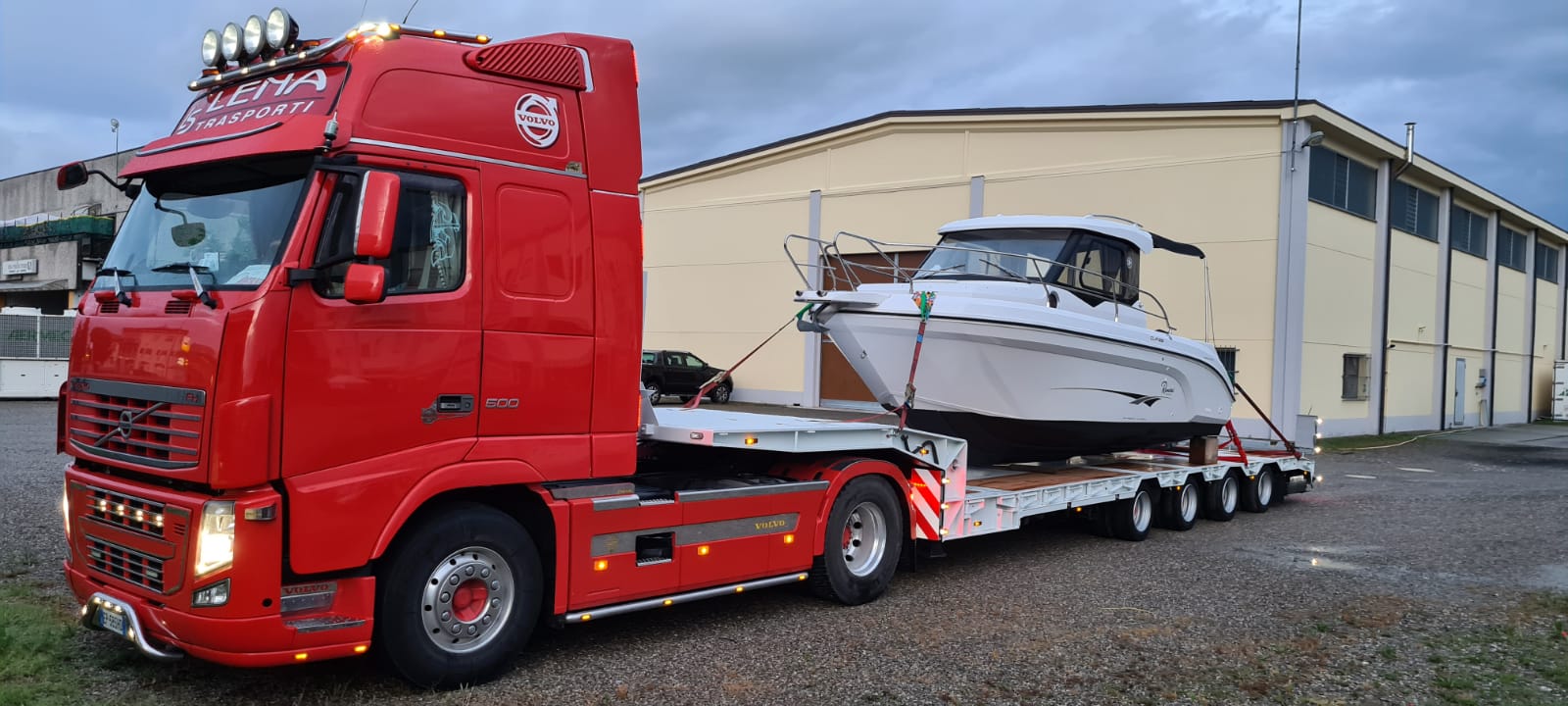 Trasporto eccezionale con collo d'oca di imbarcazioni